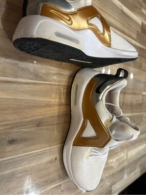 Women's Nike Air Max Bella Training Shoes size 8